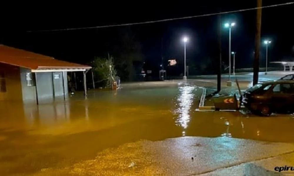 Πάτρα: Δεν πτοήθηκαν ούτε από την βροχή - Βγήκαν και… κλέβουν μέταλλα από κατεδαφισμένη γέφυρα! Βίντεο – ντοκουμέντο
